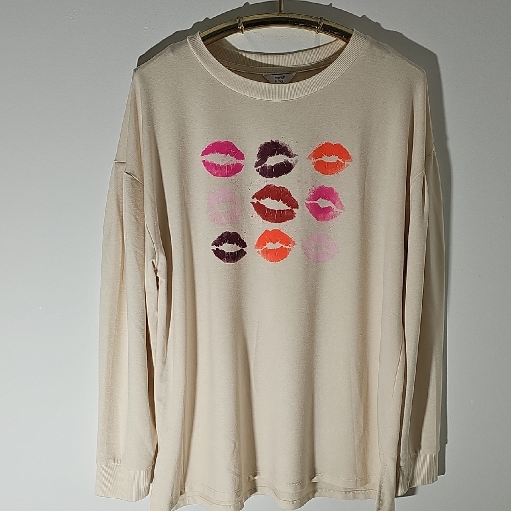 Crown & Ivy Lip Print Cream Long Sleeve Top. Size XL. EXCELENT Condition